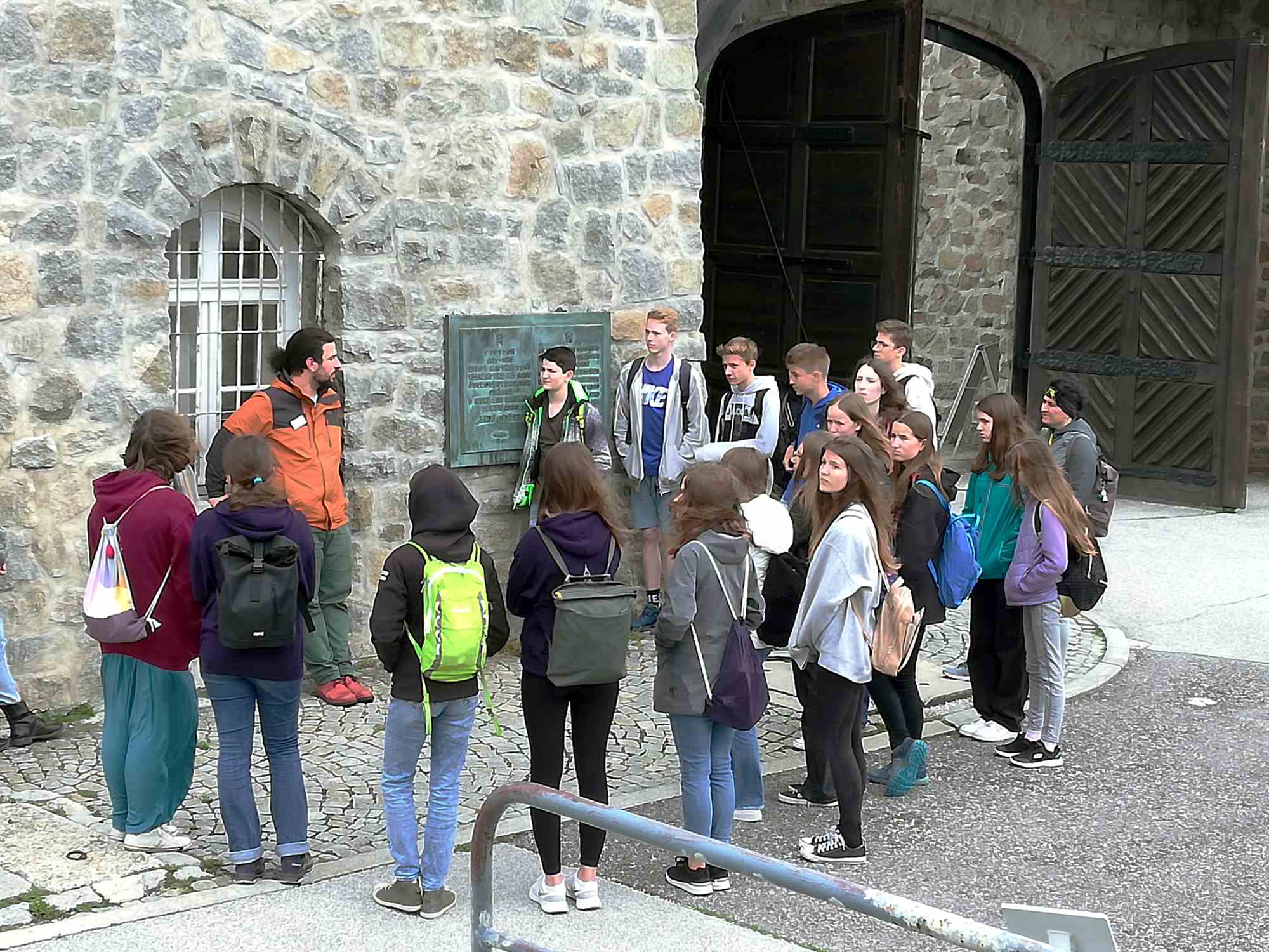 Schülergruppe beim Konzentrationslager Mauthausen
